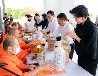 ผู้บริหารและเจ้าหน้าที่เป็นเจ้าภาพจัดกิจกรรมส่งเสริมการทำนุบำรุงศาสนาทำบุญตักบาตร